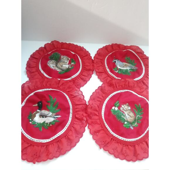 B Vtg Christmas Woodland Animals Doilies Holly 4 Squirrel Duck Mouse & Pheasant - Picture 1 of 5